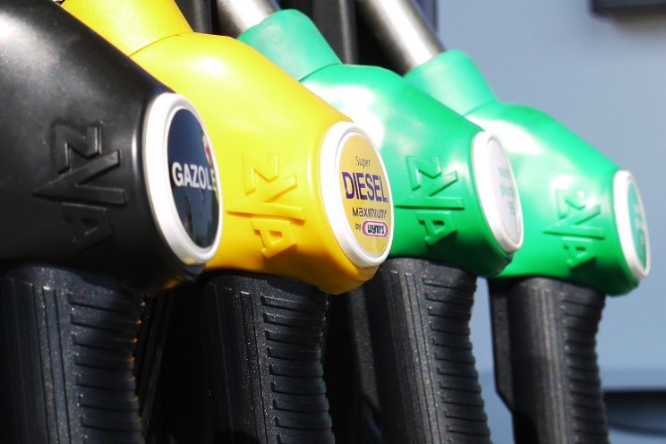 Benzine in Belgi bijna halve euro goedkoper