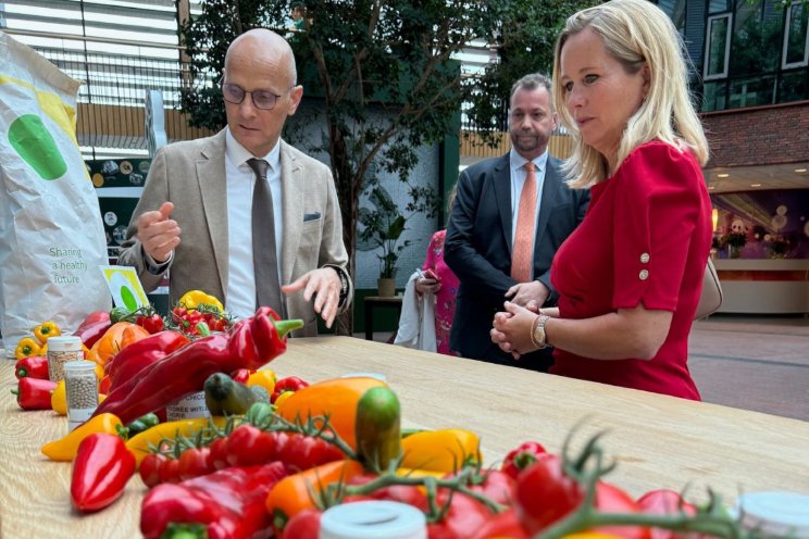 Minister Klever onder indruk van Rijk Zwaan Minister Klever onder indruk van Rijk Zwaan