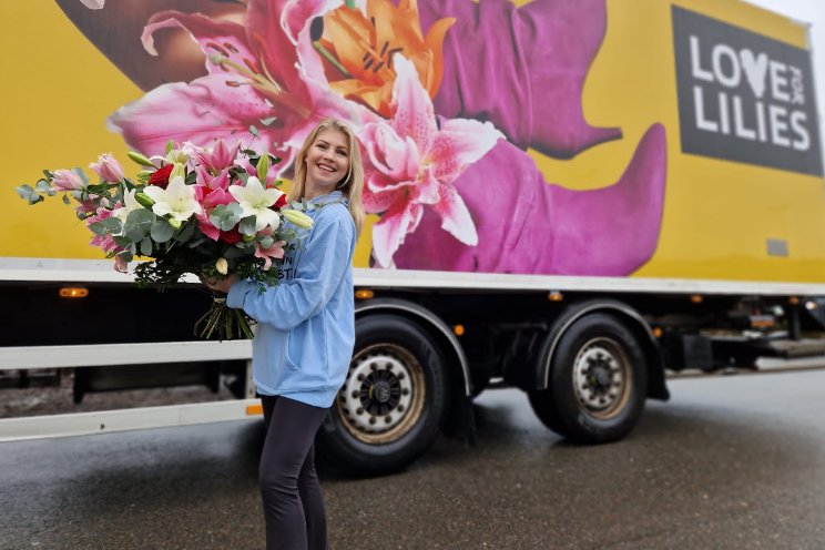 Romy vandaag op pad voor ludieke lelie-actie Romy vandaag op pad voor ludieke lelie-actie