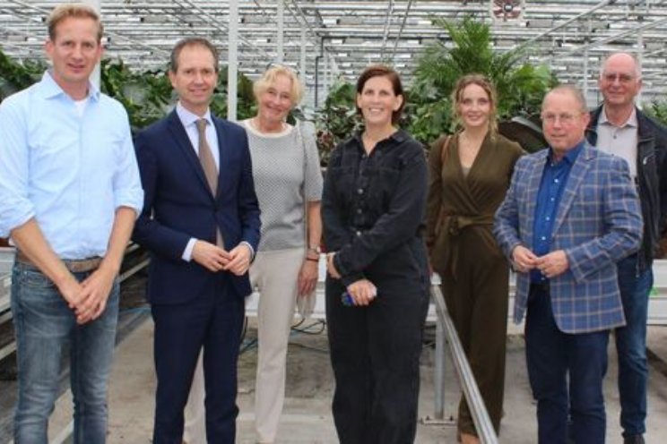 Minister Van Hijum brengt bezoek aan glastuinbouw Minister Van Hijum brengt bezoek aan glastuinbouw