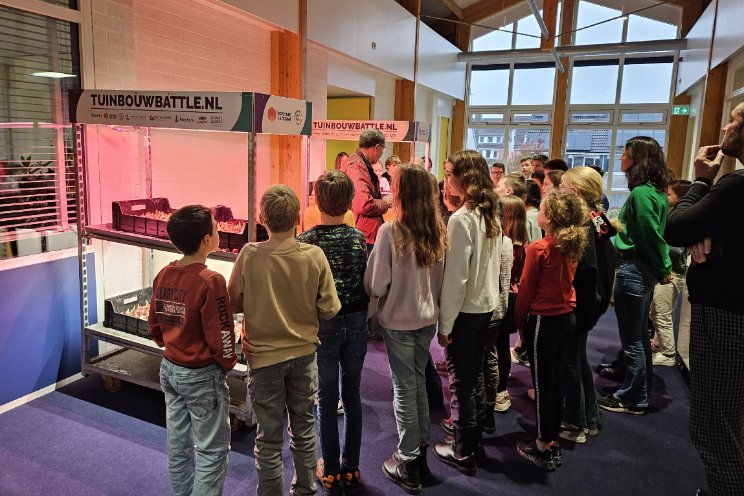 Leerlingen kweken zelf tulpen in de klas Leerlingen kweken zelf tulpen in de klas