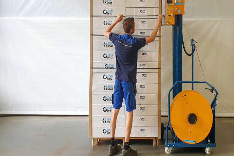 Binnen 54 sec een pallet volledig omsnoeren met 4 hoeklatten Binnen 54 sec een pallet volledig omsnoeren met 4 hoeklatten